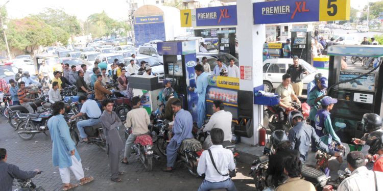 ایک بار پھر پیٹرول کا ڈرون عوام پر گرادیا