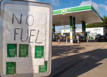 دنیا کے امیر ترین فٹبالر کو بھی پیٹرول کی تلاش