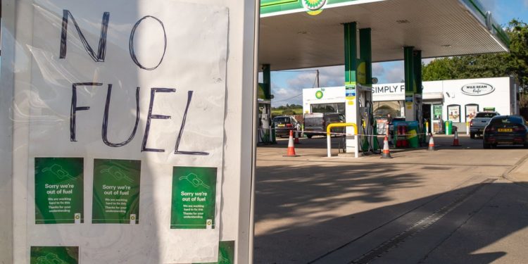 دنیا کے امیر ترین فٹبالر کو بھی پیٹرول کی تلاش