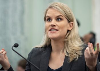 فیس بک بچوں کے لیے نقصان دہ، معاشرے کو گمراہ کررہی ہے، سابق عہدیدار