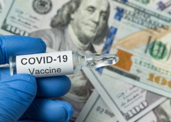 کورونا ویکسین، کہیں ڈراوے تو کہیں انعامات