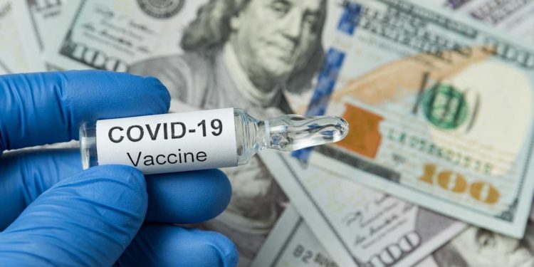 کورونا ویکسین، کہیں ڈراوے تو کہیں انعامات