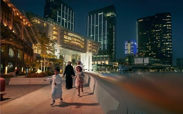 متحدہ عرب امارات رات میں پیدل چلنے والوں کا محفوظ ترین ملک، سروے