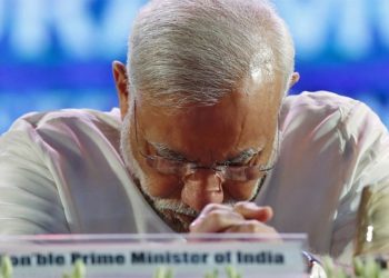 بھارتی فوجیوں کی گھٹنے کے بل کان پکڑتے ہوئے تصاویر وائرل