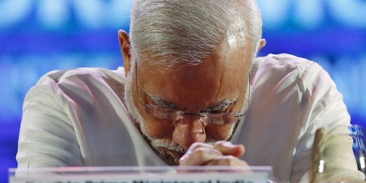 بھارتی فوجیوں کی گھٹنے کے بل کان پکڑتے ہوئے تصاویر وائرل