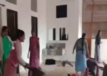 شراب کی دکان کھولنے پر کرناٹک کی خواتین کا حملہ