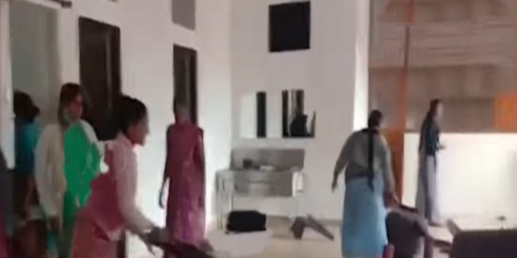 شراب کی دکان کھولنے پر کرناٹک کی خواتین کا حملہ