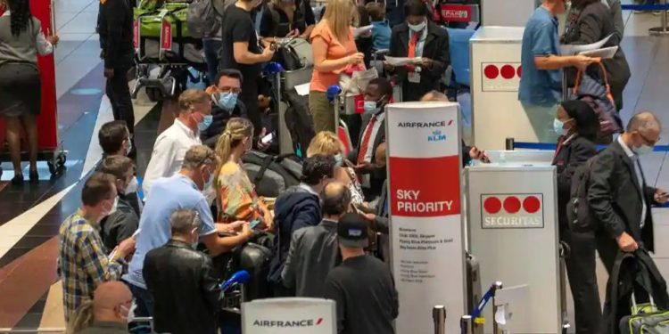 اومی کرون کا خطرہ، پاکستان کی جنوبی افریقا سمیت 6ممالک کی پروازوں پر پابندی