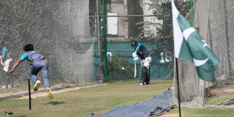 پاکستانی ٹیم کی نیٹ پریکٹس میں سبز ہلالی پرچم پر بنگلہ دیشی تماشائیوں کا واویلا