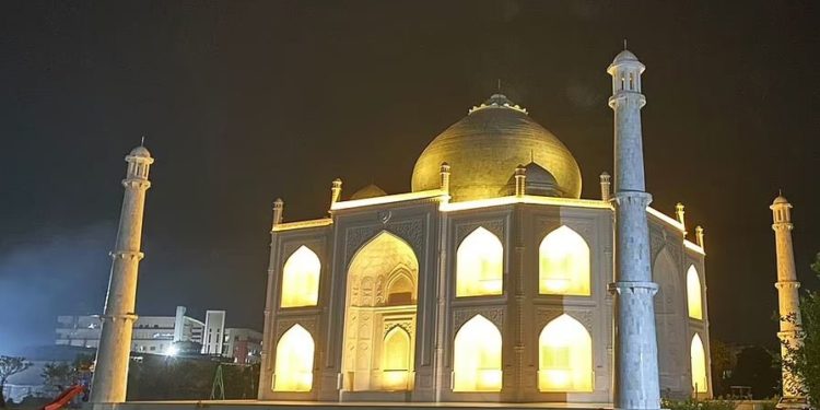 شوہر نے بیوی کی زندگی میں ہی  ’تاج محل‘  بنادیا