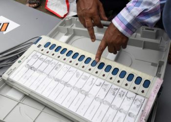 الیکٹرانک ووٹنگ مشین سے ووٹ کاسٹ کیسے کرتے ہیں؟