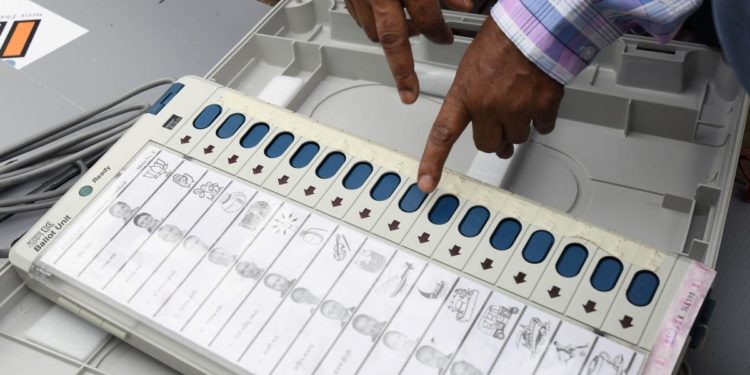 الیکٹرانک ووٹنگ مشین سے ووٹ کاسٹ کیسے کرتے ہیں؟