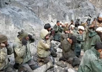 بھارتی فوجیوں کی گھٹنے کے بل کان پکڑتے ہوئے تصاویر وائرل