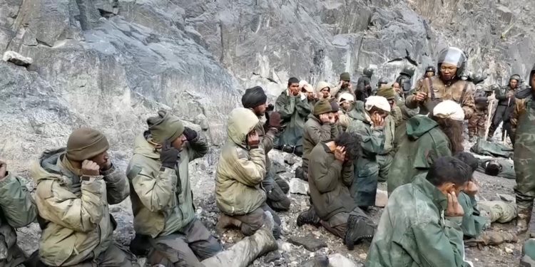 بھارتی فوجیوں کی گھٹنے کے بل کان پکڑتے ہوئے تصاویر وائرل