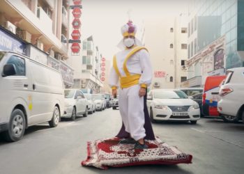 دبئی کی سڑکوں پر ’جادوئی قالین‘ پر گھومنے پھرنے والا نوجوان