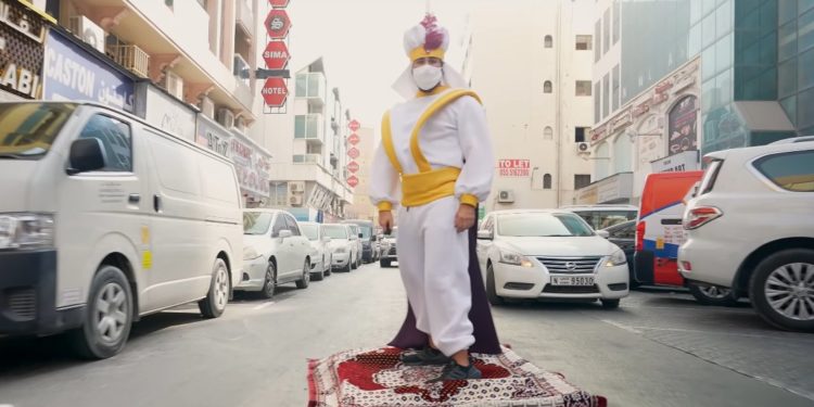 دبئی کی سڑکوں پر ’جادوئی قالین‘ پر گھومنے پھرنے والا نوجوان