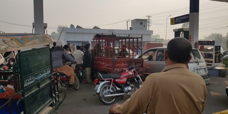 پیٹرولیم ڈیلرز کی ہڑتال نے عوام کا تیل نکال دیا