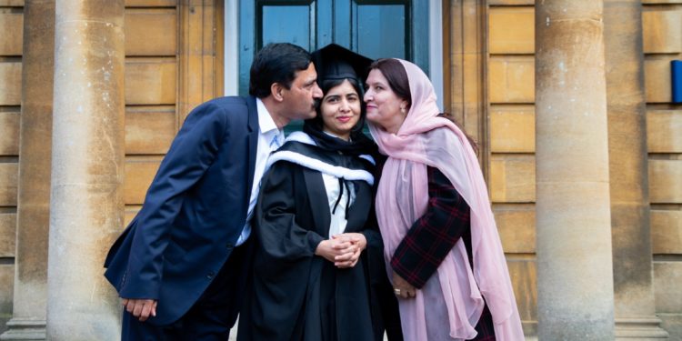 ملالہ یوسف زئی نے گریجویشن کی ڈگری حاصل کرلی