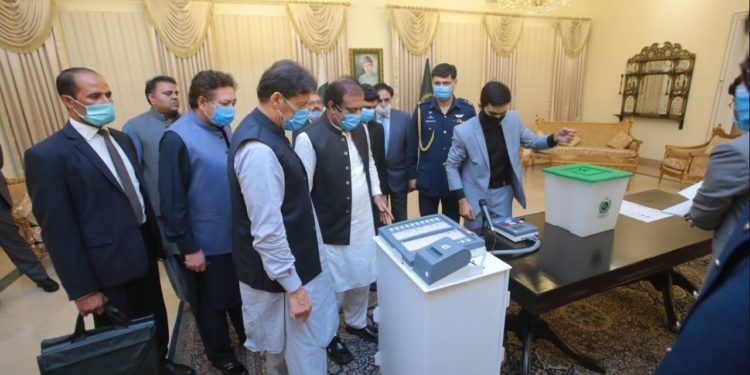 الیکٹرانک ووٹنگ مشین سے ووٹ کاسٹ کیسے کرتے ہیں؟