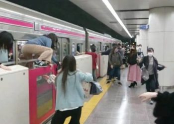 ٹوکیو :  بیٹ مین کا روپ دھا ر کرٹرین پر حملہ، 17مسافر زخمی