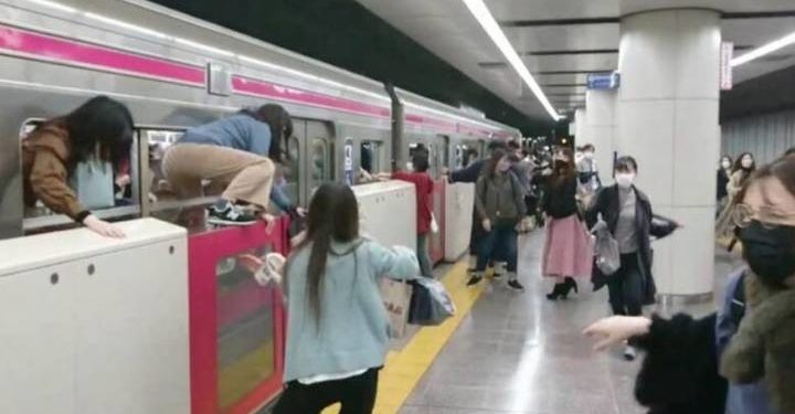 ٹوکیو :  بیٹ مین کا روپ دھا ر کرٹرین پر حملہ، 17مسافر زخمی