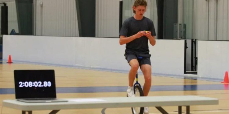 سائیکل پر سوار ہو کر روبکس کیوب حل کرنے کا نیا عالمی ریکارڈ