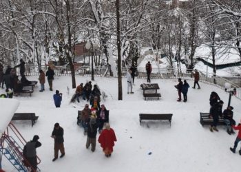 مری میں برف باری، سیاحوں کی آمد سے ٹریفک جام