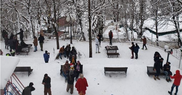 مری میں برف باری، سیاحوں کی آمد سے ٹریفک جام