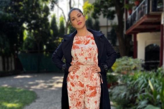 سنی لیون کے ہوشربا رقص اور ’رادھیکا‘ کا لفظ، انتہا پسندوں کا احتجاج پھر بول تبدیل