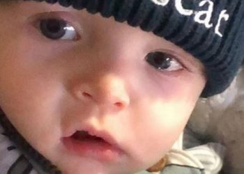 برطانوی ماں کی غلطی، صوفے کے بجائے برائے فروخت کے لیے بیٹے کی تصویر