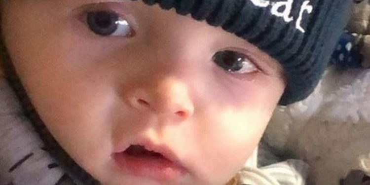 برطانوی ماں کی غلطی، صوفے کے بجائے برائے فروخت کے لیے بیٹے کی تصویر