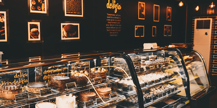 کراچی کی مشہور بیکری کے ملازم کا کیک پر "میری کرسمس”لکھنے سے انکار