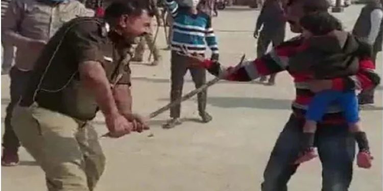 بھارت: کان پور میں پولیس کا بچے تھامے شخص پر لاٹھی چارج