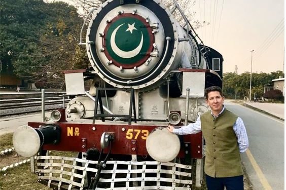 برطانوی ہائی کمشنر کی گولڑہ ریلوے اسٹیشن کے میوزیم کی سیر