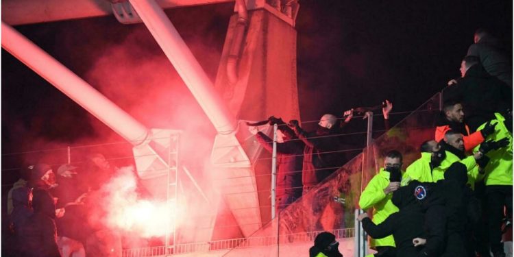 فرنچ کپ:  تماشائیوں کا دنگا فساد، میچ منسوخ