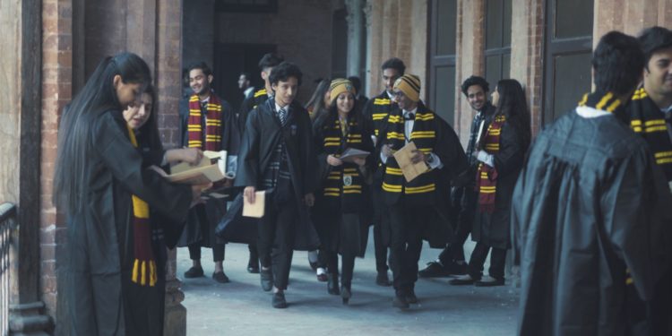 لاہور یونیورسٹی کے طلباء ‘ہیری پوٹر’ کے پراسرار کرداروں کا روپ میں
