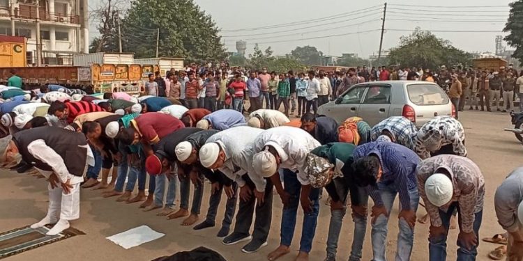 بھارتی ہندو انتہا پسند کے ’جے شری رام‘  نعروں کی گونج میں جمعہ کی نماز