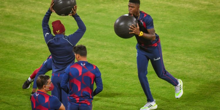 ویسٹ انڈیز کے مزید 5 ارکان کورونا سے متاثر، میچ کے لیے11 کھلاڑی کم پڑگئے