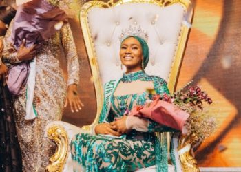 ’مس  نائیجیریا‘     کا تاج باحجاب مسلم حسینہ کے سر پرسج گیا