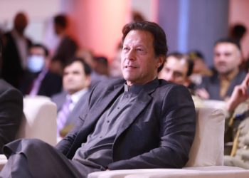 وزیراعظم کی بینک عملے کو شلوار قمیض پہنانے کی تجویز اور سوشل میڈیا پر ہنگامہ