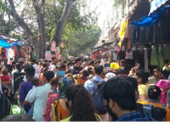 بھارت: اومی کرون کے سائے تلے عوام کا بازاروں میں ہجوم