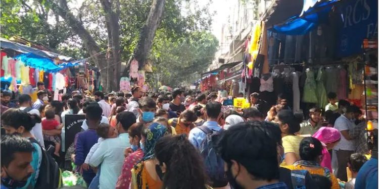 بھارت: اومی کرون کے سائے تلے عوام کا بازاروں میں ہجوم