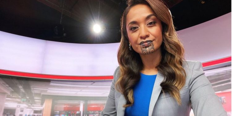 اورینی کیپرا: چہرے پر قبائلی ٹیٹو بنواکر خبریں پڑھنے والی نیوز اینکر