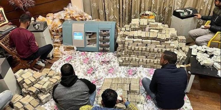 ٹیکس چور بھارتی تاجر، گھر سے اب تک 284کروڑ روپے کی نقدی برآمد، گنتی جاری