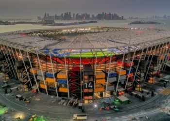 استعمال شدہ کنٹینروں سا بنا پورٹیبل فٹ بال اسٹیڈیم تیار