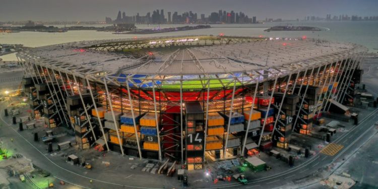 استعمال شدہ کنٹینروں سا بنا پورٹیبل فٹ بال اسٹیڈیم تیار