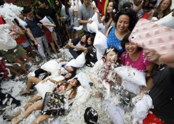 آرام دہ تکیے بھی ہتھیار بن گئے