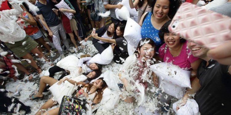 آرام دہ تکیے بھی ہتھیار بن گئے