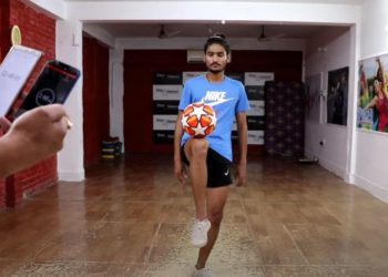 بھارتی مسلم نوجوان کا انوکھا عالمی  کارنامہ، گیند کو 6 منٹ تک گھٹنے پررکھا