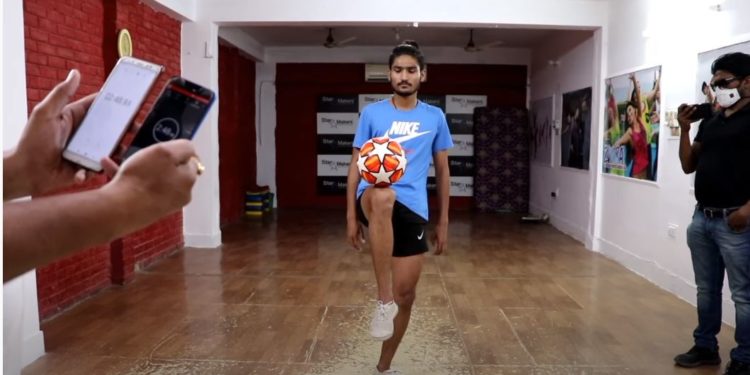 بھارتی مسلم نوجوان کا انوکھا عالمی  کارنامہ، گیند کو 6 منٹ تک گھٹنے پررکھا